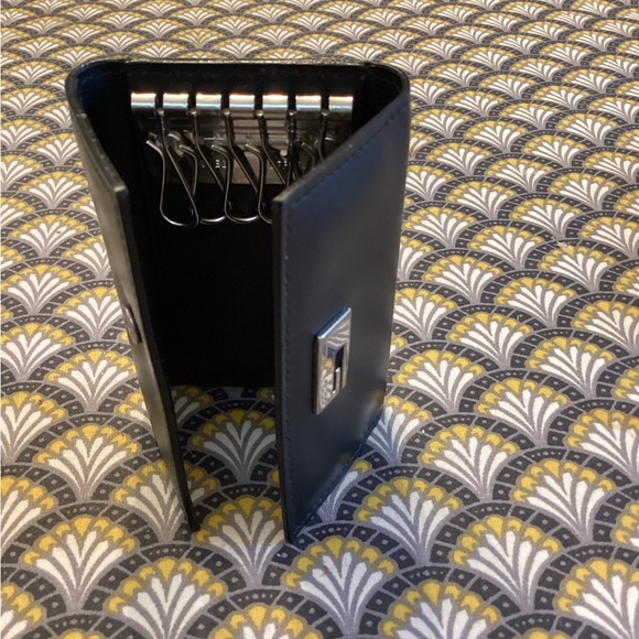 SALE ♥️ Authentic GUCCI leather Key Holder Case, super sleek piece - Picture 2 of 14